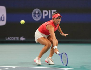 MIAMI GARDENS, FLORIDA - 27 Mart 2025: Jessica Pegula, Filipinler 'den Alexandra Eala ile Miami' deki Hard Rock Stadyumu 'nda oynanan yarı final karşılaşmasında