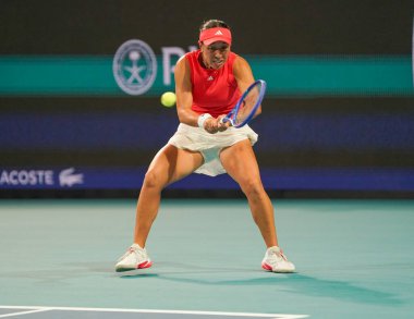 MIAMI GARDENS, FLORIDA - 27 Mart 2025: Jessica Pegula, Filipinler 'den Alexandra Eala ile Miami' deki Hard Rock Stadyumu 'nda oynanan yarı final karşılaşmasında