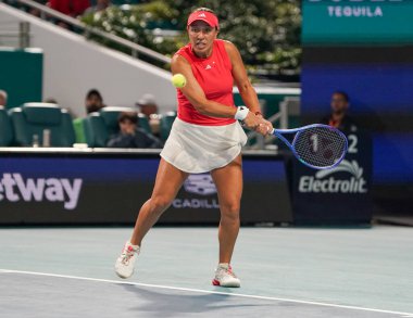 MIAMI GARDENS, FLORIDA - 27 Mart 2025: Jessica Pegula, Filipinler 'den Alexandra Eala ile Miami' deki Hard Rock Stadyumu 'nda oynanan yarı final karşılaşmasında