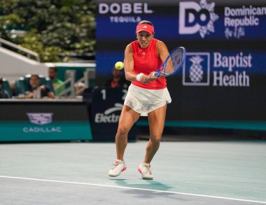 MIAMI GARDENS, FLORIDA - 27 Mart 2025: Jessica Pegula, Filipinler 'den Alexandra Eala ile Miami' deki Hard Rock Stadyumu 'nda oynanan yarı final karşılaşmasında