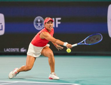 MIAMI GARDENS, FLORIDA - 27 Mart 2025: Jessica Pegula, Filipinler 'den Alexandra Eala ile Miami' deki Hard Rock Stadyumu 'nda oynanan yarı final karşılaşmasında