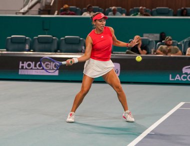 MIAMI GARDENS, FLORIDA - 27 Mart 2025: Jessica Pegula, Filipinler 'den Alexandra Eala ile Miami' deki Hard Rock Stadyumu 'nda oynanan yarı final karşılaşmasında