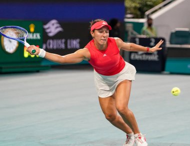 MIAMI GARDENS, FLORIDA - 27 Mart 2025: Jessica Pegula, Filipinler 'den Alexandra Eala ile Miami' deki Hard Rock Stadyumu 'nda oynanan yarı final karşılaşmasında