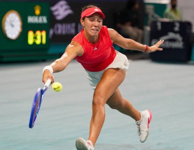 MIAMI GARDENS, FLORIDA - 27 Mart 2025: Jessica Pegula, Filipinler 'den Alexandra Eala ile Miami' deki Hard Rock Stadyumu 'nda oynanan yarı final karşılaşmasında
