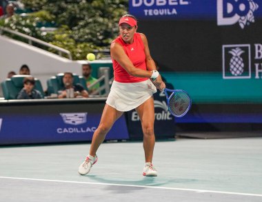 MIAMI GARDENS, FLORIDA - 27 Mart 2025: Jessica Pegula, Filipinler 'den Alexandra Eala ile Miami' deki Hard Rock Stadyumu 'nda oynanan yarı final karşılaşmasında