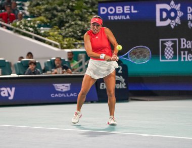 MIAMI GARDENS, FLORIDA - 27 Mart 2025: Jessica Pegula, Filipinler 'den Alexandra Eala ile Miami' deki Hard Rock Stadyumu 'nda oynanan yarı final karşılaşmasında