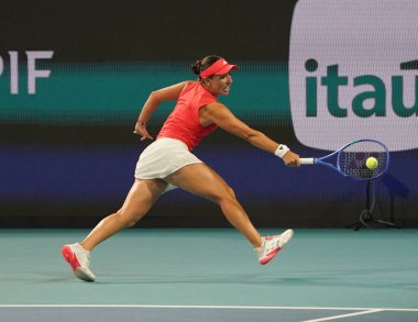 MIAMI GARDENS, FLORIDA - 27 Mart 2025: Jessica Pegula, Filipinler 'den Alexandra Eala ile Miami' deki Hard Rock Stadyumu 'nda oynanan yarı final karşılaşmasında
