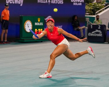 MIAMI GARDENS, FLORIDA - 27 Mart 2025: Jessica Pegula, Filipinler 'den Alexandra Eala ile Miami' deki Hard Rock Stadyumu 'nda oynanan yarı final karşılaşmasında