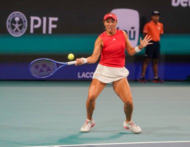 MIAMI GARDENS, FLORIDA - 27 Mart 2025: Jessica Pegula, Filipinler 'den Alexandra Eala ile Miami' deki Hard Rock Stadyumu 'nda oynanan yarı final karşılaşmasında