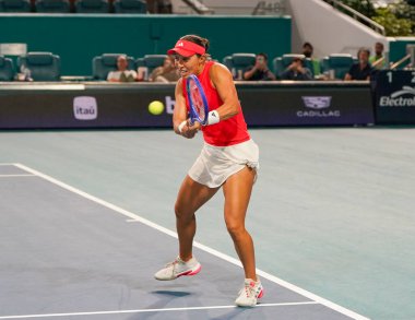 MIAMI GARDENS, FLORIDA - 27 Mart 2025: Jessica Pegula, Filipinler 'den Alexandra Eala ile Miami' deki Hard Rock Stadyumu 'nda oynanan yarı final karşılaşmasında
