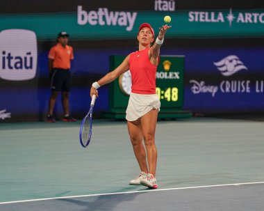 MIAMI GARDENS, FLORIDA - 27 Mart 2025: Jessica Pegula, Filipinler 'den Alexandra Eala ile Miami' deki Hard Rock Stadyumu 'nda oynanan yarı final karşılaşmasında