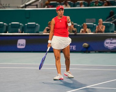 MIAMI GARDENS, FLORIDA - 27 Mart 2025: Jessica Pegula, Filipinler 'den Alexandra Eala ile Miami' deki Hard Rock Stadyumu 'nda oynanan yarı final karşılaşmasında