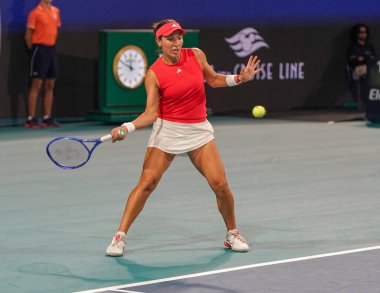 MIAMI GARDENS, FLORIDA - 27 Mart 2025: Jessica Pegula, Filipinler 'den Alexandra Eala ile Miami' deki Hard Rock Stadyumu 'nda oynanan yarı final karşılaşmasında