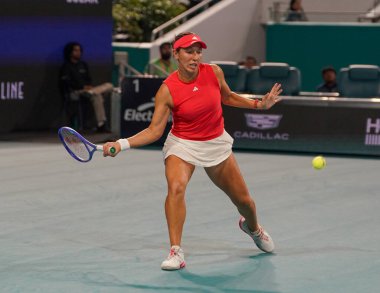 MIAMI GARDENS, FLORIDA - 27 Mart 2025: Jessica Pegula, Filipinler 'den Alexandra Eala ile Miami' deki Hard Rock Stadyumu 'nda oynanan yarı final karşılaşmasında