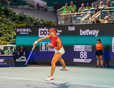 MIAMI GARDENS, FLORIDA - 27 Mart 2025: Jessica Pegula, Filipinler 'den Alexandra Eala ile Miami' deki Hard Rock Stadyumu 'nda oynanan yarı final karşılaşmasında