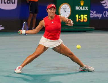 MIAMI GARDENS, FLORIDA - 27 Mart 2025: Jessica Pegula, Filipinler 'den Alexandra Eala ile Miami' deki Hard Rock Stadyumu 'nda oynanan yarı final karşılaşmasında