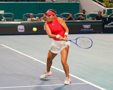 MIAMI GARDENS, FLORIDA - 27 Mart 2025: Jessica Pegula, Filipinler 'den Alexandra Eala ile Miami' deki Hard Rock Stadyumu 'nda oynanan yarı final karşılaşmasında