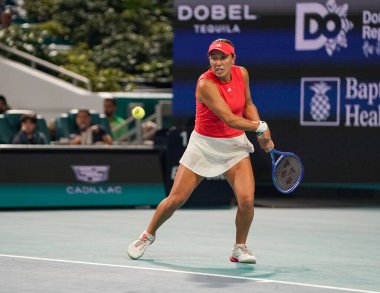 MIAMI GARDENS, FLORIDA - 27 Mart 2025: Jessica Pegula, Filipinler 'den Alexandra Eala ile Miami' deki Hard Rock Stadyumu 'nda oynanan yarı final karşılaşmasında