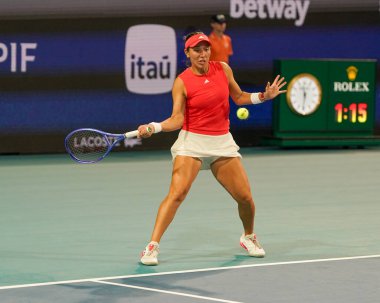 MIAMI GARDENS, FLORIDA - 27 Mart 2025: Jessica Pegula, Filipinler 'den Alexandra Eala ile Miami' deki Hard Rock Stadyumu 'nda oynanan yarı final karşılaşmasında