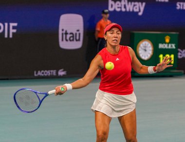 MIAMI GARDENS, FLORIDA - 27 Mart 2025: Jessica Pegula, Filipinler 'den Alexandra Eala ile Miami' deki Hard Rock Stadyumu 'nda oynanan yarı final karşılaşmasında