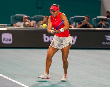 MIAMI GARDENS, FLORIDA - 27 Mart 2025: Jessica Pegula, Filipinler 'den Alexandra Eala ile Miami' deki Hard Rock Stadyumu 'nda oynanan yarı final karşılaşmasında