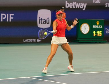 MIAMI GARDENS, FLORIDA - 27 Mart 2025: Jessica Pegula, Filipinler 'den Alexandra Eala ile Miami' deki Hard Rock Stadyumu 'nda oynanan yarı final karşılaşmasında