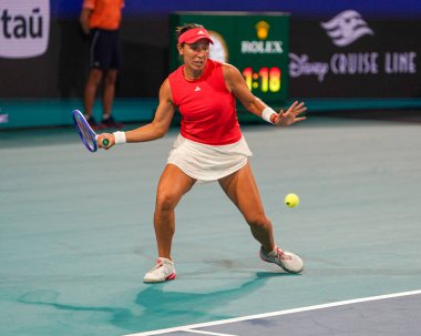 MIAMI GARDENS, FLORIDA - 27 Mart 2025: Jessica Pegula, Filipinler 'den Alexandra Eala ile Miami' deki Hard Rock Stadyumu 'nda oynanan yarı final karşılaşmasında