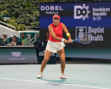 MIAMI GARDENS, FLORIDA - 27 Mart 2025: Jessica Pegula, Filipinler 'den Alexandra Eala ile Miami' deki Hard Rock Stadyumu 'nda oynanan yarı final karşılaşmasında