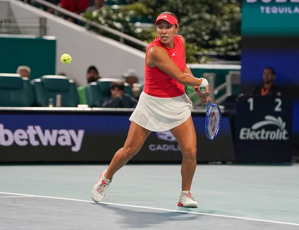MIAMI GARDENS, FLORIDA - 27 Mart 2025: Jessica Pegula, Filipinler 'den Alexandra Eala ile Miami' deki Hard Rock Stadyumu 'nda oynanan yarı final karşılaşmasında