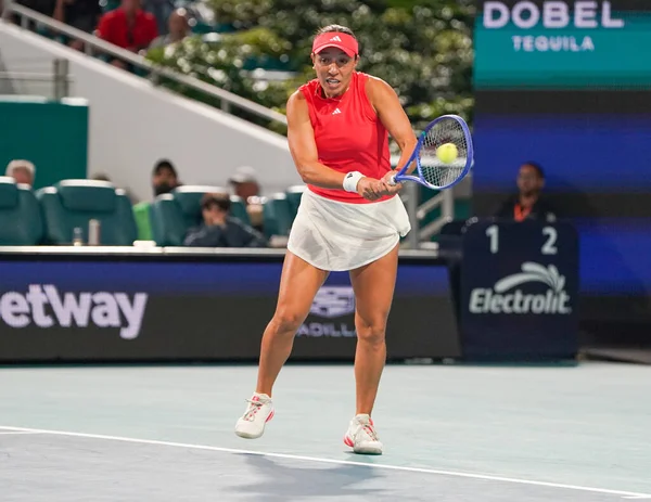 MIAMI GARDENS, FLORIDA - 27 Mart 2025: Jessica Pegula, Filipinler 'den Alexandra Eala ile Miami' deki Hard Rock Stadyumu 'nda oynanan yarı final karşılaşmasında
