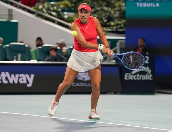 MIAMI GARDENS, FLORIDA - 27 Mart 2025: Jessica Pegula, Filipinler 'den Alexandra Eala ile Miami' deki Hard Rock Stadyumu 'nda oynanan yarı final karşılaşmasında