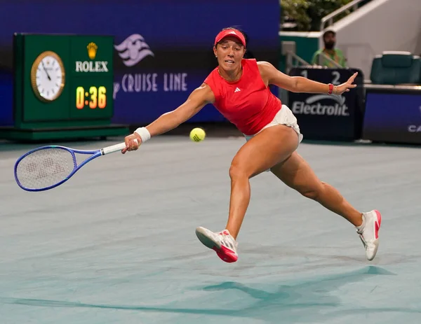 MIAMI GARDENS, FLORIDA - 27 Mart 2025: Jessica Pegula, Filipinler 'den Alexandra Eala ile Miami' deki Hard Rock Stadyumu 'nda oynanan yarı final karşılaşmasında