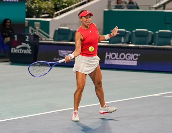 MIAMI GARDENS, FLORIDA - 27 Mart 2025: Jessica Pegula, Filipinler 'den Alexandra Eala ile Miami' deki Hard Rock Stadyumu 'nda oynanan yarı final karşılaşmasında