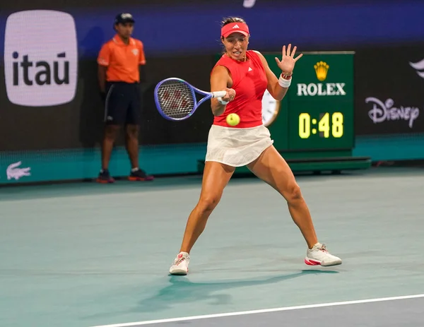 MIAMI GARDENS, FLORIDA - 27 Mart 2025: Jessica Pegula, Filipinler 'den Alexandra Eala ile Miami' deki Hard Rock Stadyumu 'nda oynanan yarı final karşılaşmasında