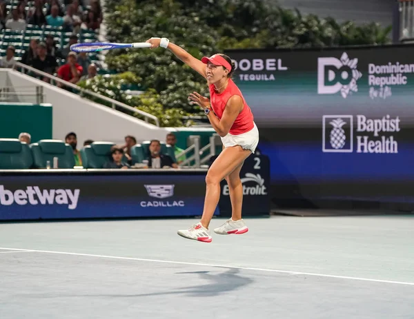 MIAMI GARDENS, FLORIDA - 27 Mart 2025: Jessica Pegula, Filipinler 'den Alexandra Eala ile Miami' deki Hard Rock Stadyumu 'nda oynanan yarı final karşılaşmasında