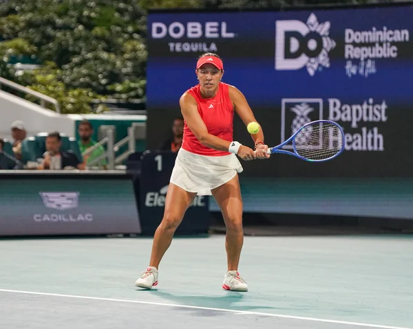 MIAMI GARDENS, FLORIDA - 27 Mart 2025: Jessica Pegula, Filipinler 'den Alexandra Eala ile Miami' deki Hard Rock Stadyumu 'nda oynanan yarı final karşılaşmasında