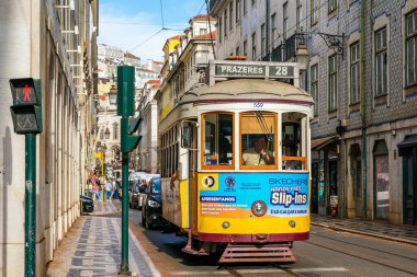 LISBON, PORTUGAL - 15 Eylül 2023: Rua Nova do Almada 'daki Lizbon Tramvayı, şehrin en ikonik tramvayı. 1930 'ların orijinal özelliklerini taşıyan klasik sarı tramvaylar.