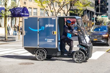 NEW YORK - 8 Nisan 2025: Aşağı Manhattan 'daki Amazon Asal Yardım Aracı