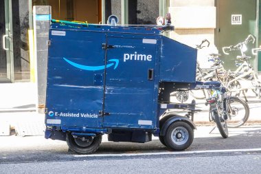 NEW YORK - 8 Nisan 2025: Aşağı Manhattan 'daki Amazon Asal Yardım Aracı