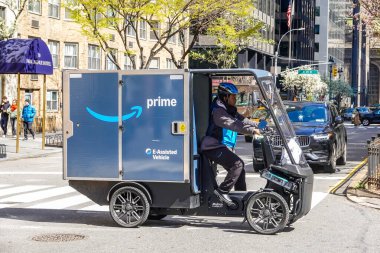 NEW YORK - 8 Nisan 2025: Aşağı Manhattan 'daki Amazon Asal Yardım Aracı