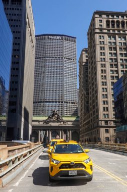 NEW YORK - 8 Nisan 2025: The MetLife Building, Park Avenue South manzaralı, Grand Central Terminali önünde