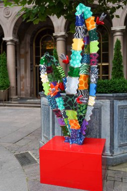 NEW YORK - 13 Temmuz 2025: Dorit Levinstein 'in kaktüs alüminyum heykeli Manhattan şehir merkezinde lüks bir otel olan Lotte New York Palace Hotel' in avlusunda sergilenmektedir.