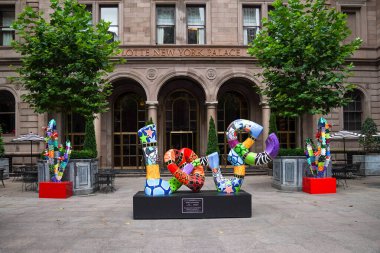 NEW YORK - 13 Temmuz 2025: Dorit Levinstein 'in Aşk ve Kaktüs Düet Alüminyum Heykelleri Manhattan' ın merkezindeki Lotte New York Palace Hotel 'in avlusunda sergileniyor.