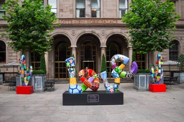 NEW YORK - 13 Temmuz 2025: Dorit Levinstein 'in Aşk ve Kaktüs Düet Alüminyum Heykelleri Manhattan' ın merkezindeki Lotte New York Palace Hotel 'in avlusunda sergileniyor.