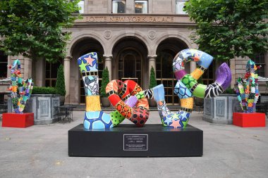 NEW YORK - 13 Temmuz 2025: Dorit Levinstein 'in Aşk ve Kaktüs Düet Alüminyum Heykelleri Manhattan' ın merkezindeki Lotte New York Palace Hotel 'in avlusunda sergileniyor.