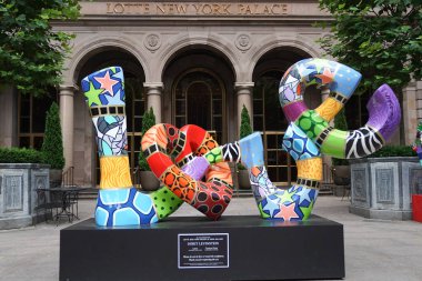 NEW YORK - 13 Temmuz 2025: Dorit Levinstein 'in Aşk Alüminyum Heykeli Manhattan' ın merkezinde lüks bir otel olan Lotte New York Palace Hotel 'in avlusunda sergileniyor