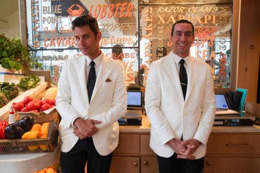 NEW YORK - 13 Temmuz 2025: Manhattan şehir merkezindeki Avra Rockefeller Center Yunan restoranında garsonlar