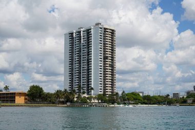 BATI PALM BEACH, FLORIDA - 10 Haziran 2024: Florida 'daki Intracoastal Waterway' deki Palm Beach House Condominium