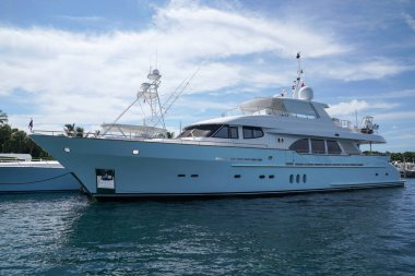 PALM BEACH, FLORIDA - 10 Haziran 2024: Florida Palm Beach 'in kuzey ucundaki Intracoastal Waterway' deki lüks yatlar limanı