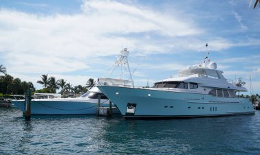 PALM BEACH, FLORIDA - 10 Haziran 2024: Florida Palm Beach 'in kuzey ucundaki Intracoastal Waterway' deki lüks yatlar limanı